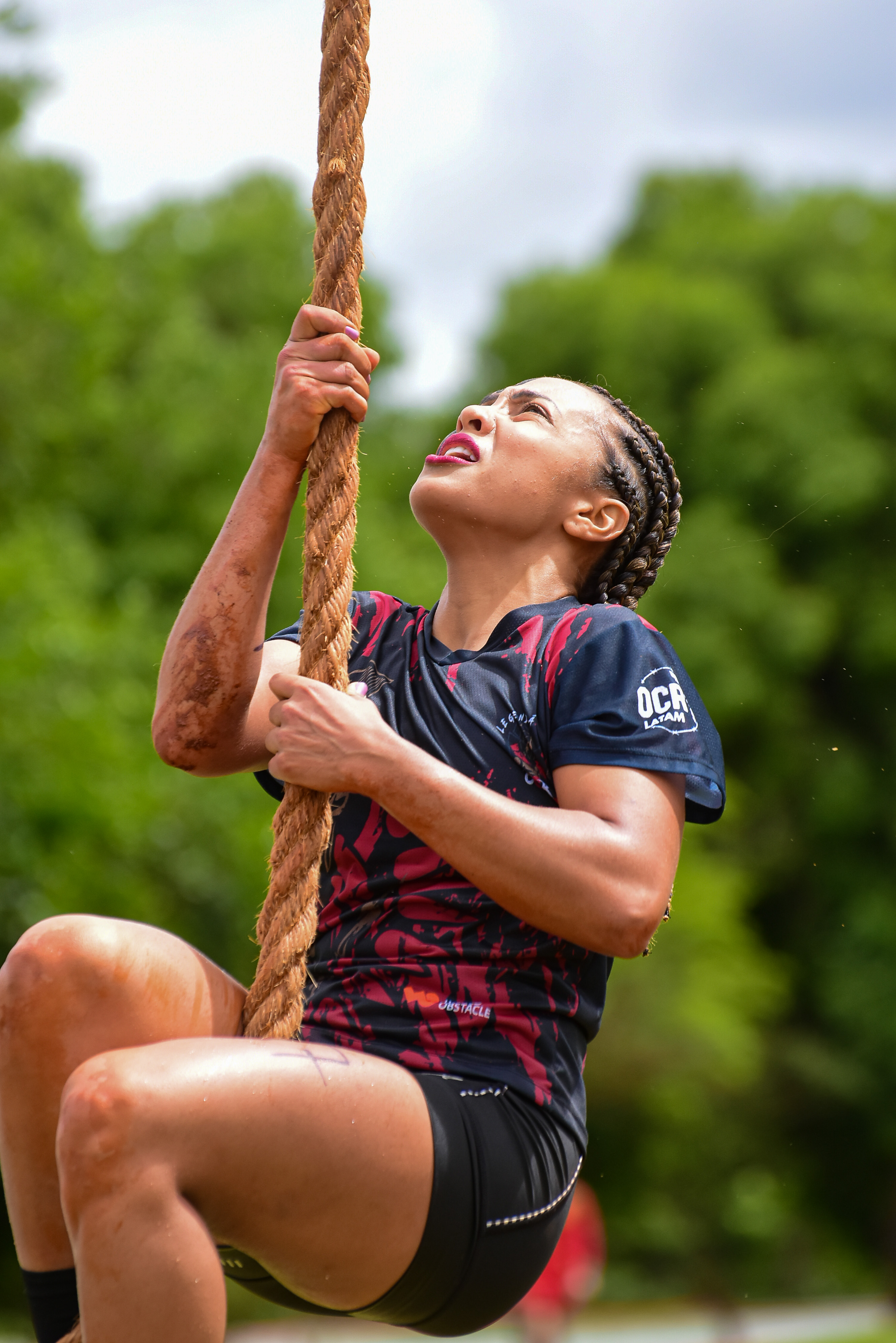 Atleta superando obstáculo épico